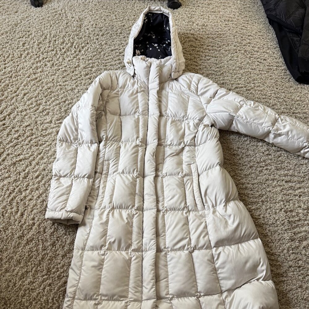 Women's Light Gray/Cream North Face Puffer Jacket - Size Medium